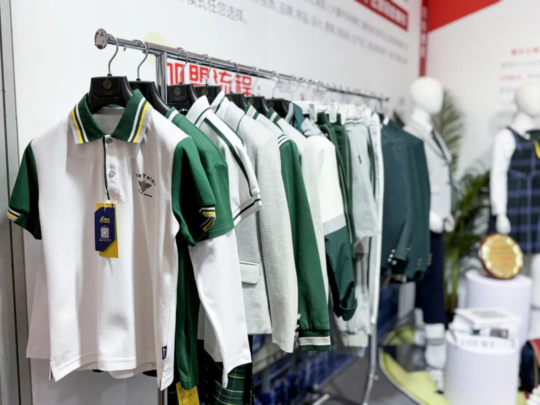 立泰校服展示.jpg